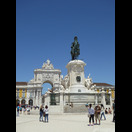 Der Triumphbogen und die Statue von König José I auf dem Praça do Comércio